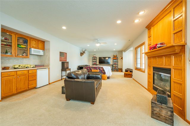 6515 Fullerton Court, Johnston, IA 50131