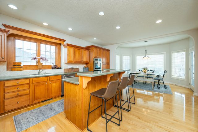 6515 Fullerton Court, Johnston, IA 50131