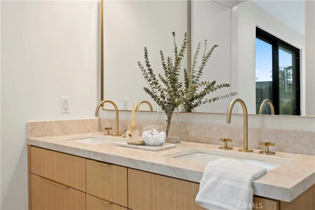 1935 Tustin, Costa Mesa, CA 92627