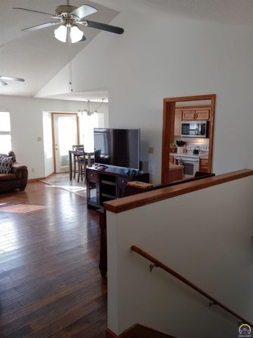 319 NE Aspen LN, Topeka, KS 66617