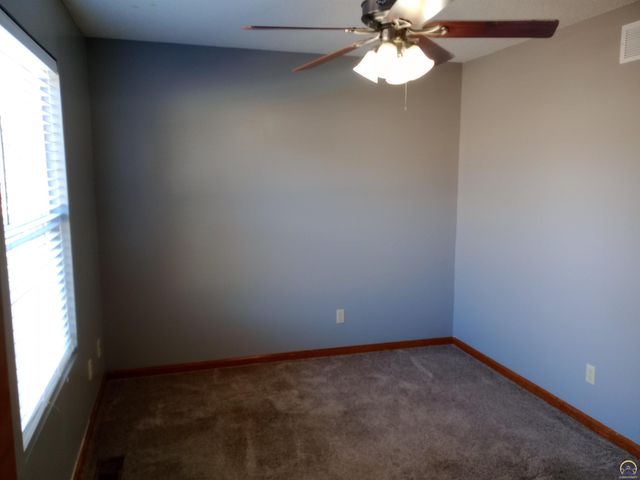 319 NE Aspen LN, Topeka, KS 66617