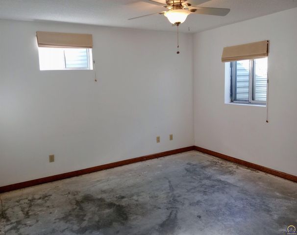 319 NE Aspen LN, Topeka, KS 66617