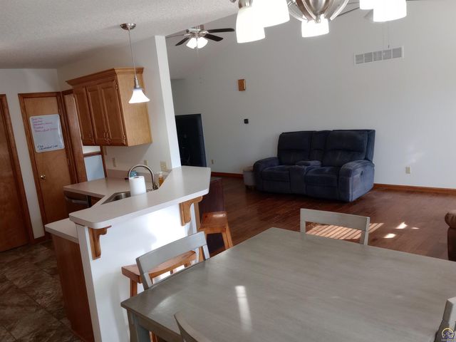 319 NE Aspen LN, Topeka, KS 66617