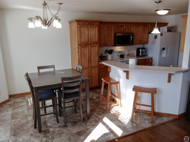 319 NE Aspen LN, Topeka, KS 66617