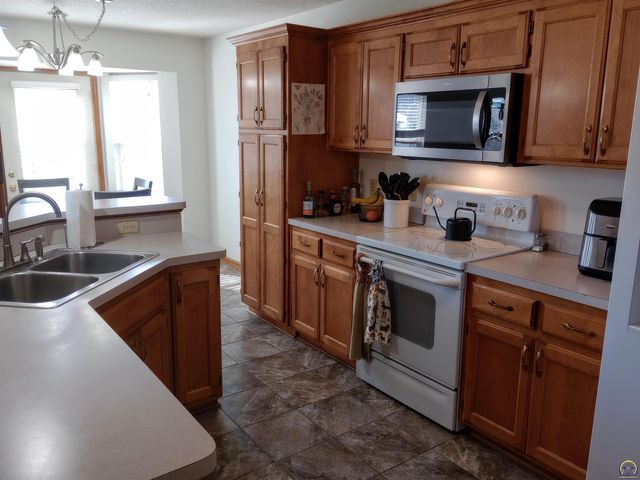 319 NE Aspen LN, Topeka, KS 66617