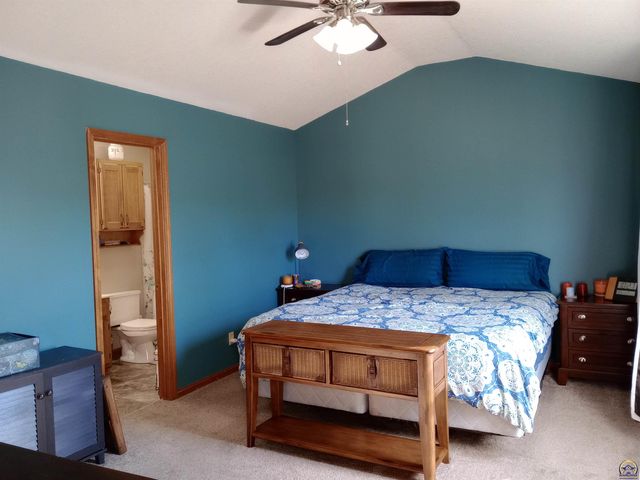 319 NE Aspen LN, Topeka, KS 66617