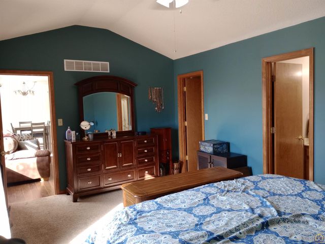 319 NE Aspen LN, Topeka, KS 66617