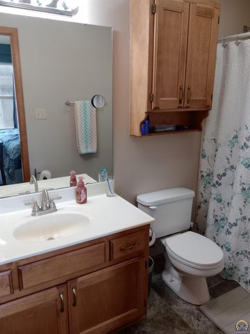 319 NE Aspen LN, Topeka, KS 66617