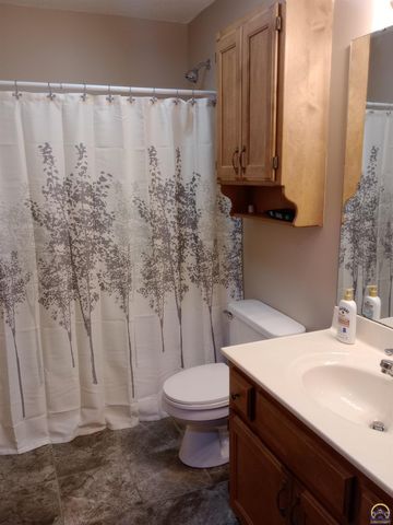 319 NE Aspen LN, Topeka, KS 66617