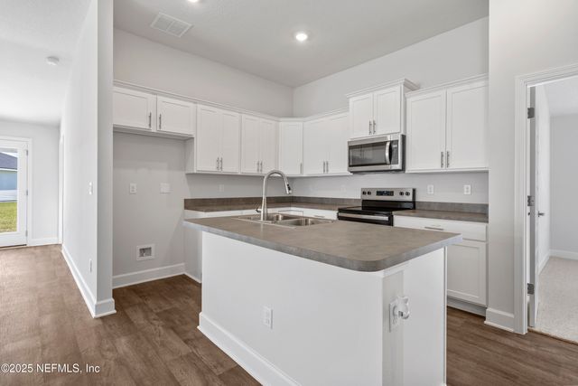 8363 HELMSLEY Boulevard, Jacksonville, FL 32219