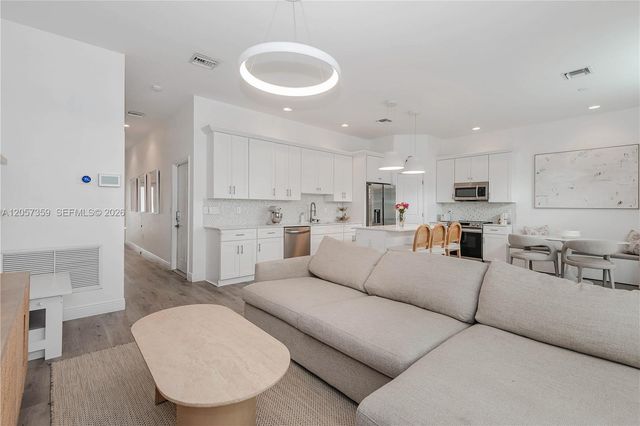 1066 NE 35th Street, Oakland Park, FL 33334
