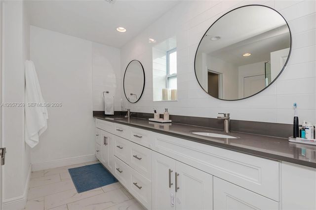 1066 NE 35th Street, Oakland Park, FL 33334
