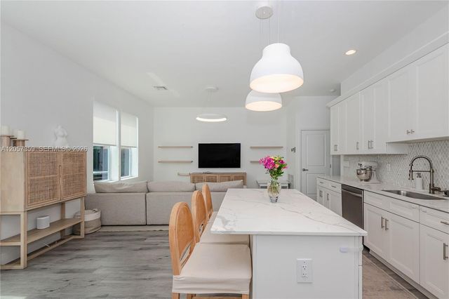 1066 NE 35th Street, Oakland Park, FL 33334