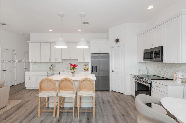 1066 NE 35th Street, Oakland Park, FL 33334