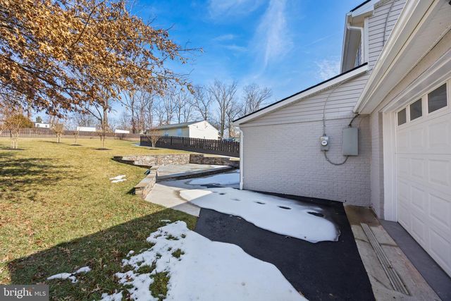 186 LAMBERT DR, Manassas Park, VA 20111