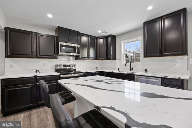 186 LAMBERT DR, Manassas Park, VA 20111