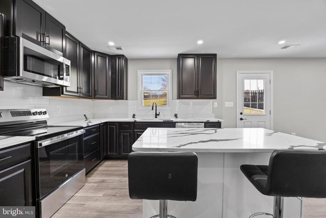 186 LAMBERT DR, Manassas Park, VA 20111