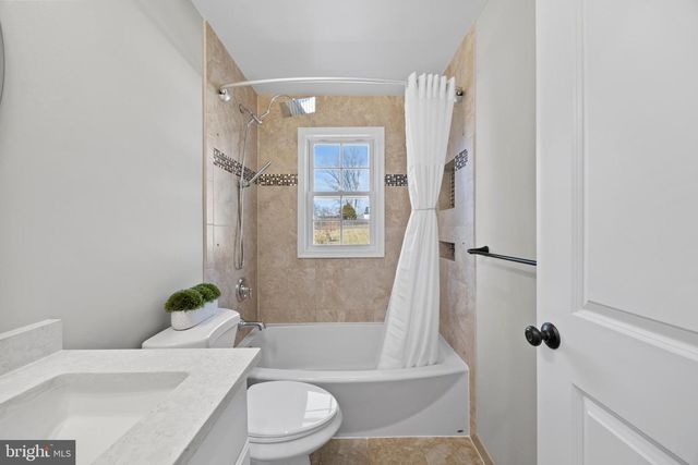 186 LAMBERT DR, Manassas Park, VA 20111