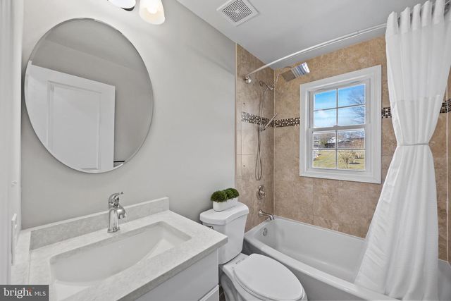 186 LAMBERT DR, Manassas Park, VA 20111