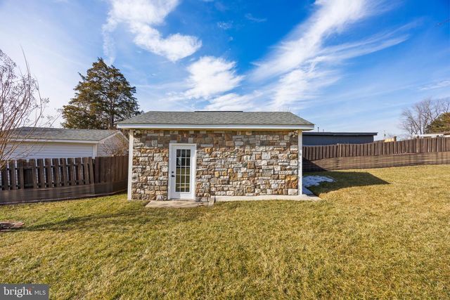 186 LAMBERT DR, Manassas Park, VA 20111