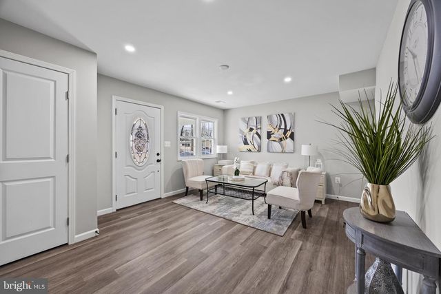 186 LAMBERT DR, Manassas Park, VA 20111