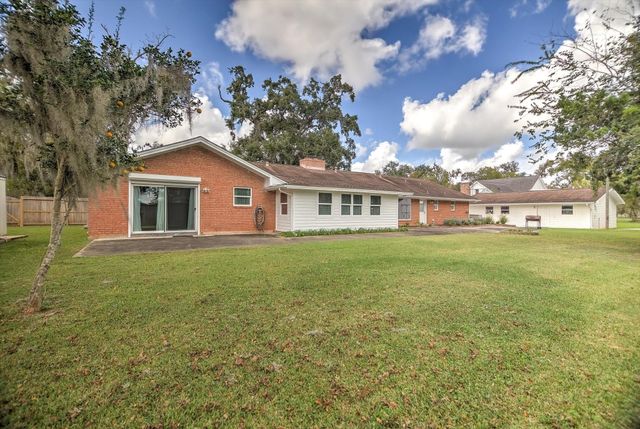 106 Woodland Road, Lake Jackson, TX 77566