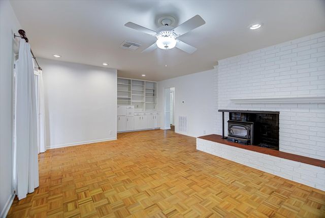 106 Woodland Road, Lake Jackson, TX 77566