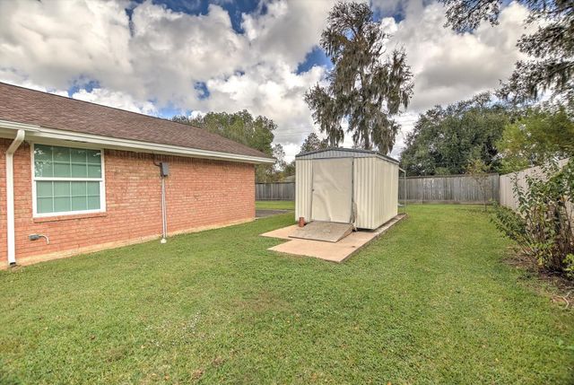 106 Woodland Road, Lake Jackson, TX 77566