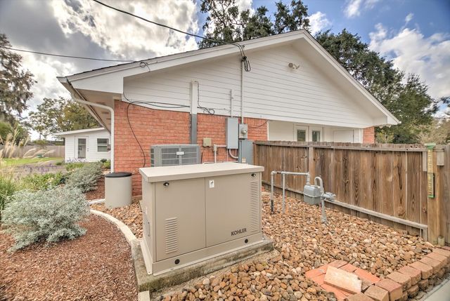 106 Woodland Road, Lake Jackson, TX 77566