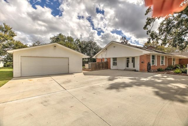 106 Woodland Road, Lake Jackson, TX 77566