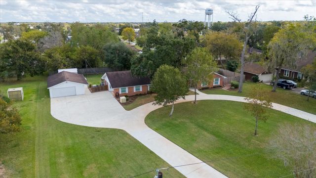 106 Woodland Road, Lake Jackson, TX 77566