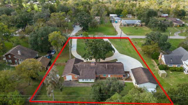 106 Woodland Road, Lake Jackson, TX 77566