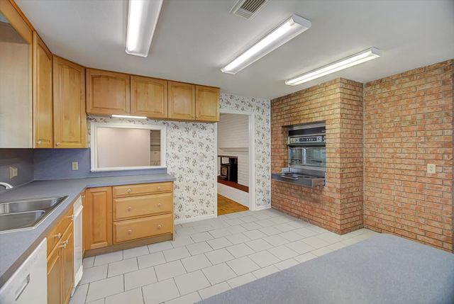 106 Woodland Road, Lake Jackson, TX 77566