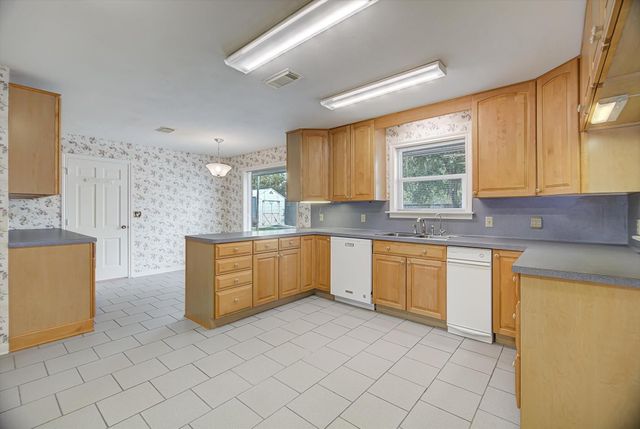 106 Woodland Road, Lake Jackson, TX 77566