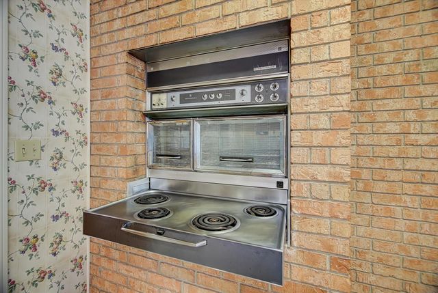 106 Woodland Road, Lake Jackson, TX 77566