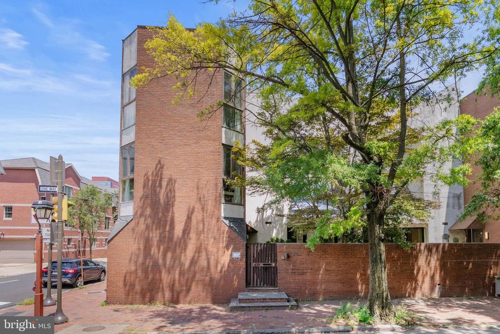 639 PINE ST, Philadelphia, PA 19106