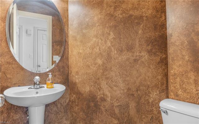 1621 Water View CIR, Chesapeake, VA 23322