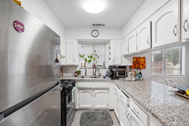 300 E Ivy Street, Hanford, CA 93230