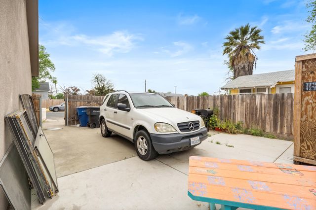 300 E Ivy Street, Hanford, CA 93230