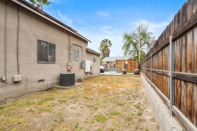 300 E Ivy Street, Hanford, CA 93230