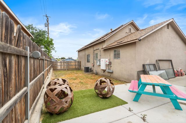 300 E Ivy Street, Hanford, CA 93230