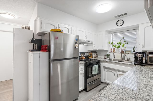 300 E Ivy Street, Hanford, CA 93230