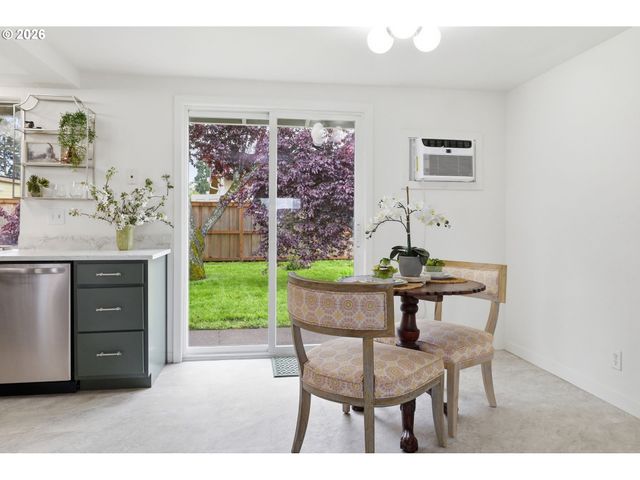 823 W QUINALT St, Springfield, OR 97477