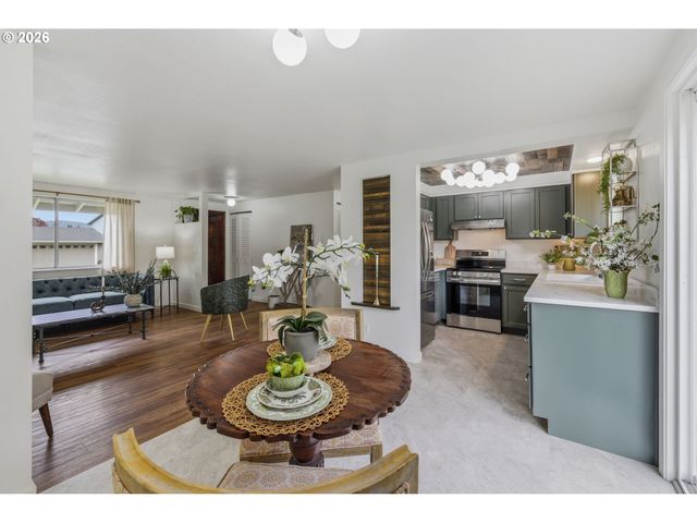 823 W QUINALT St, Springfield, OR 97477