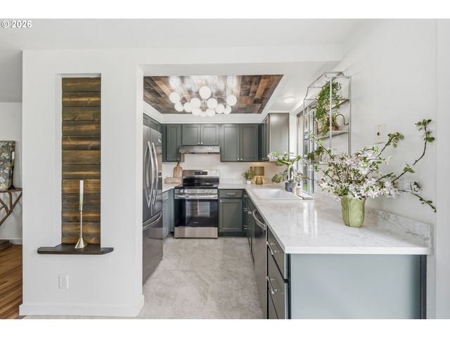 823 W QUINALT St, Springfield, OR 97477