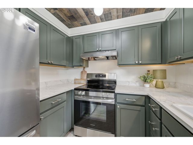 823 W QUINALT St, Springfield, OR 97477