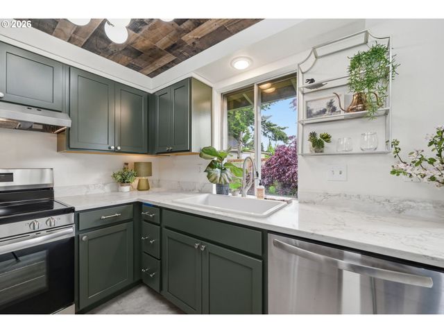 823 W QUINALT St, Springfield, OR 97477