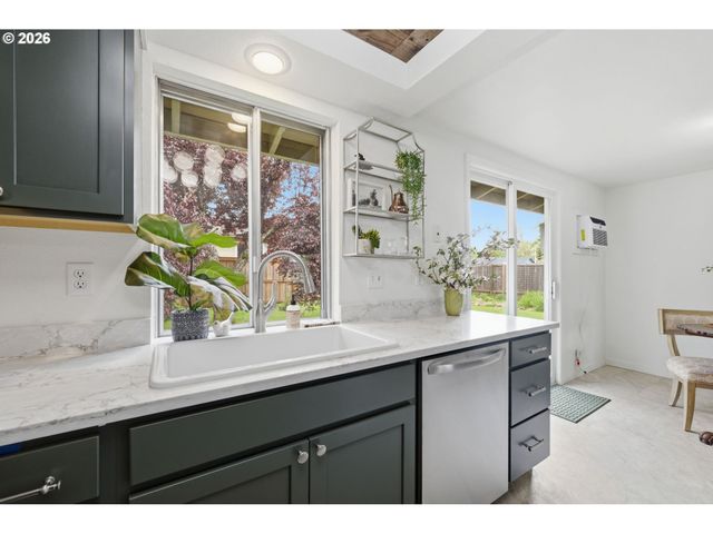 823 W QUINALT St, Springfield, OR 97477