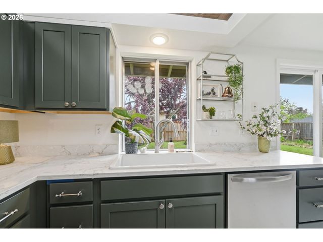 823 W QUINALT St, Springfield, OR 97477