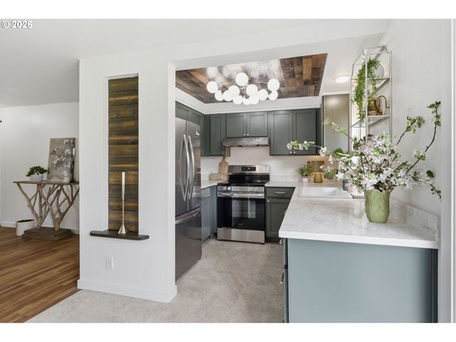 823 W QUINALT St, Springfield, OR 97477